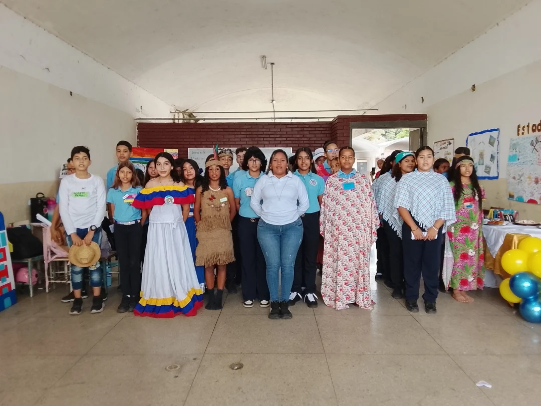 Estudiantes representando trajes típicos en jornada de la venezolanidad