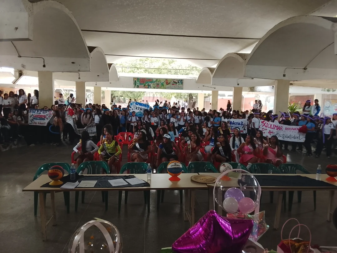 Acto estudiantil con bandas y reinas de las especialidades